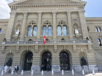 Swiss business groups back plan to curb growth in federal staffing costs